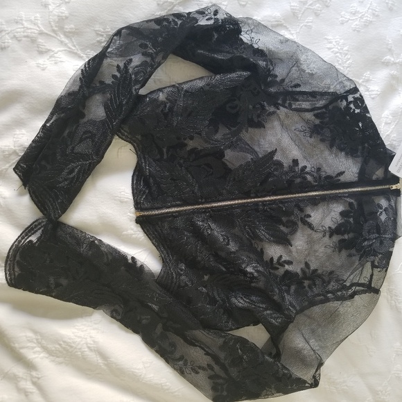 WINDSOR Lace Crop Top - Picture 1 of 3